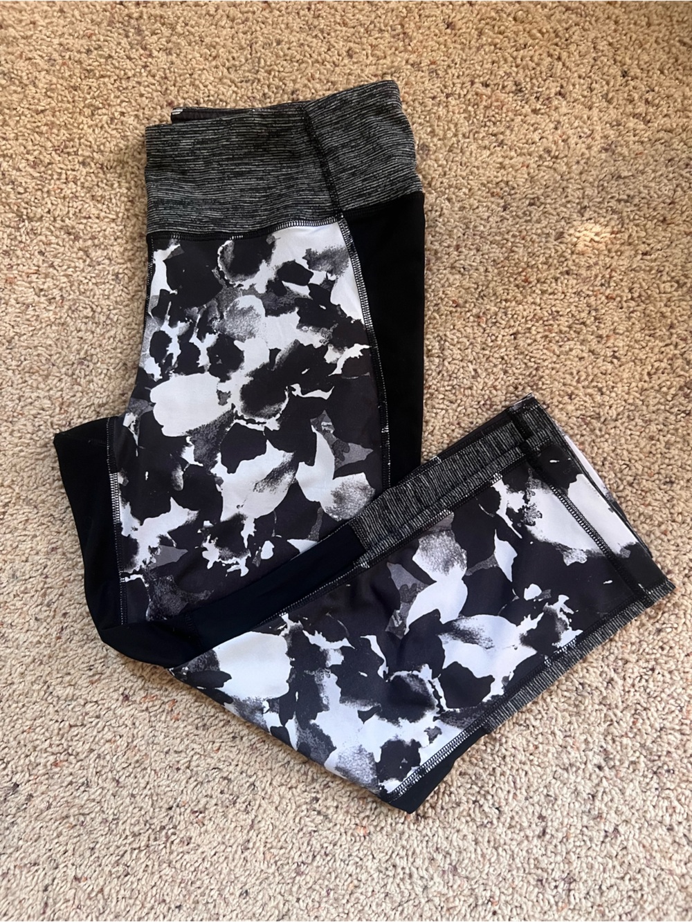 High-Waist Black & White Floral Print cropped Leggings
